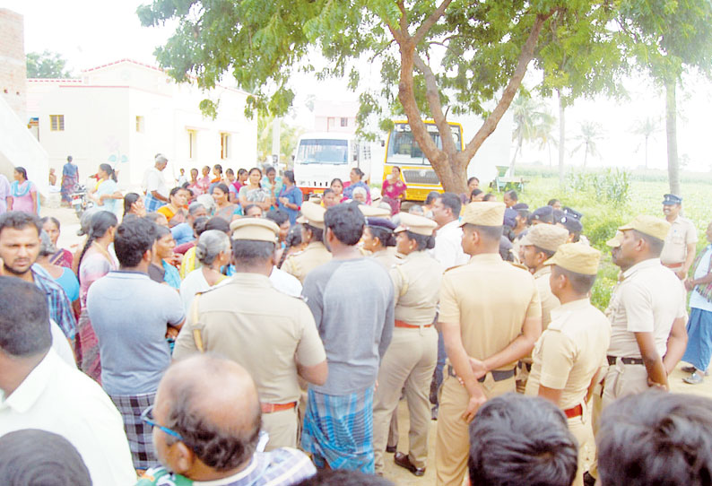 கயத்தாறு அருகே வழிபாட்டுதலம் திறக்க எதிர்ப்பு தெரிவித்து போராட்டம்