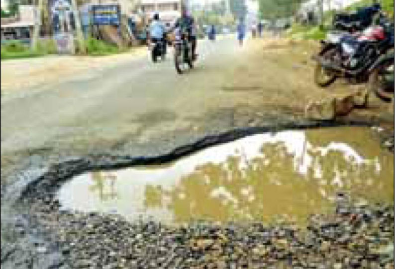 உசிலம்பட்டி-வத்தலக்குண்டு சாலையில் பள்ளமாகி போன சாலையால் விபத்து அபாயம்