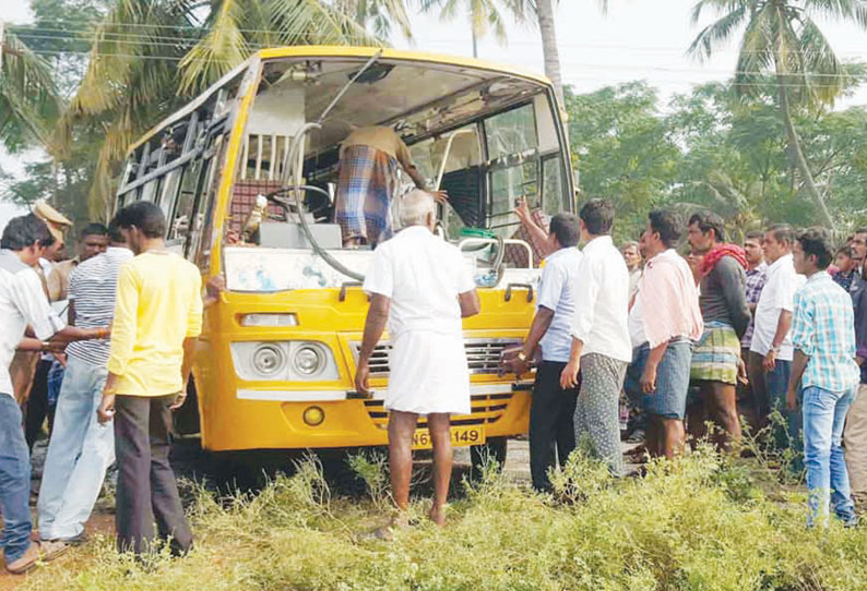 நம்பியூர் அருகே பரபரப்பு பள்ளிக்கூட வேன் கவிழ்ந்து 30 மாணவ, மாணவிகள் காயம்