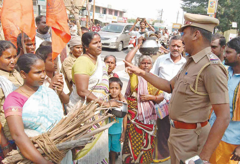 வீட்டுமனை பட்டா வழங்கக்கோரி பானை -விறகுகளுடன் கலெக்டர் அலுவலகம் வந்த பெண்கள்