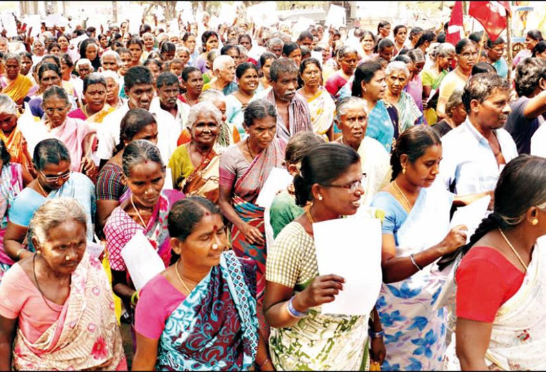 ஊரக வேலைவாய்ப்பு திட்டத்தில் வேலை வழங்கக்கோரி விவசாய தொழிலாளர்கள் மனு கொடுக்கும் போராட்டம்