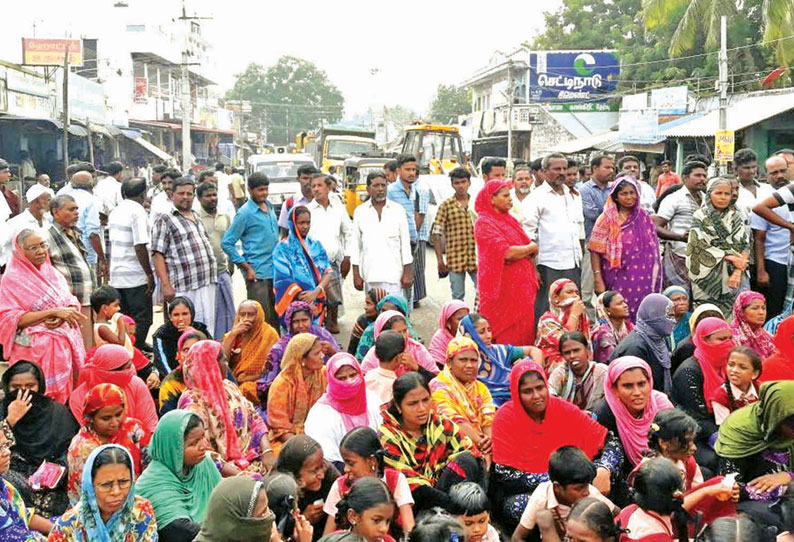 ஆத்தூரில், பொதுமக்கள் சாலைமறியல் பள்ளிக்கூட வளாகத்தில் தேங்கிய மழைநீரை அகற்ற கோரிக்கை