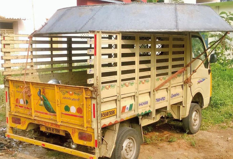 மணல் கடத்தியதாக டிராக்டர், சரக்கு ஆட்டோ பறிமுதல்