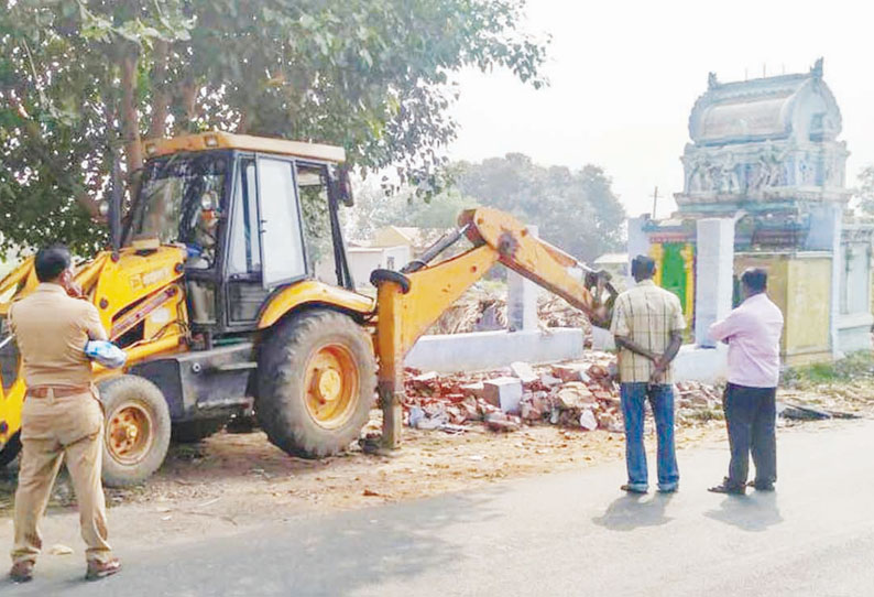 சாலை விரிவாக்க பணிக்காக ரோட்டோரம் உள்ள 75 ஆண்டு பழமையான கோவில் இடித்து அகற்றம்