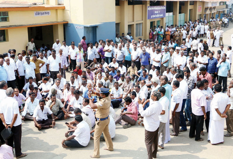 ஊதிய ஒப்பந்தத்தை அமல்படுத்தக்கோரி போக்குவரத்துக்கழக ஊழியர்கள் காத்திருப்பு போராட்டம்