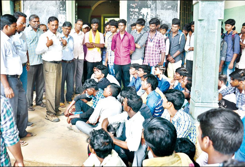 அரசு கல்லூரி மாணவர்கள் 2-வது நாளாக ஆர்ப்பாட்டம் வகுப்புகளை புறக்கணித்தனர்