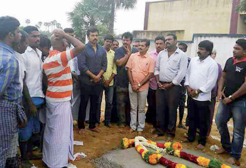 கொள்ளையர்களால் சுட்டுக் கொல்லப்பட்ட நெல்லை இன்ஸ்பெக்டரின் குடும்பத்தினருக்கு நடிகர் கார்த்தி ஆறுதல்