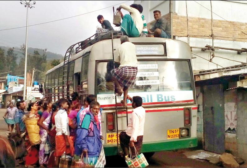 பெரும்பாறை மலைப்பாதையில் பஸ்சின் மேற்கூரையில் பயணம் செய்யும் பொதுமக்கள்