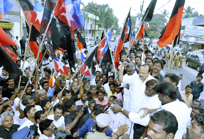 கவர்னர் பன்வாரிலால் புரோகித்துக்கு கருப்புக்கொடி தி.மு.க.– விடுதலை சிறுத்தைகள் கட்சியினர் போராட்டம்