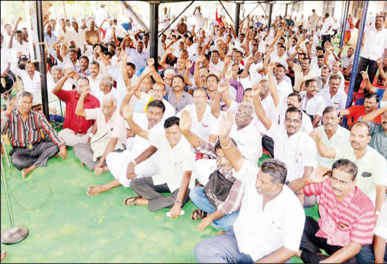 ஊதிய உயர்வு ஒப்பந்தத்தை உடனே பேசி தீர்க்கக்கோரி போக்குவரத்து தொழிலாளர்கள்