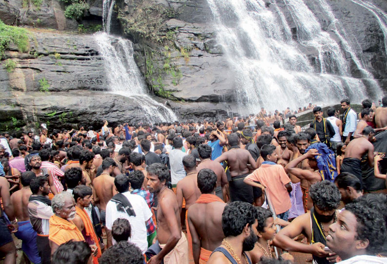 சீசன்போல் களை கட்டியது குற்றாலம்: ஆர்ப்பரித்து கொட்டும் அருவிகளில் குளிக்க அலைமோதிய அய்யப்ப பக்தர்கள்