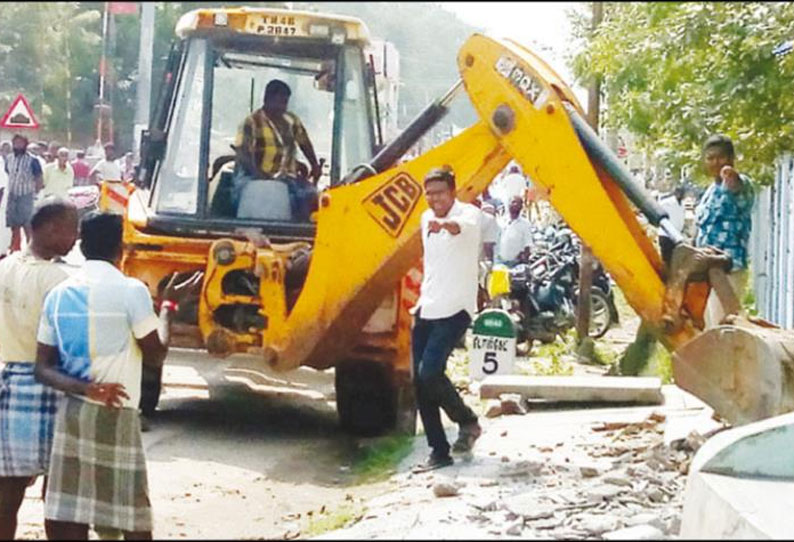 மண்ணச்சநல்லூரில் ஆக்கிரமிப்புகள் அகற்றம் அதிகாரிகளுடன் வியாபாரிகள் வாக்குவாதத்தில் ஈடுபட்டதால் பரபரப்பு