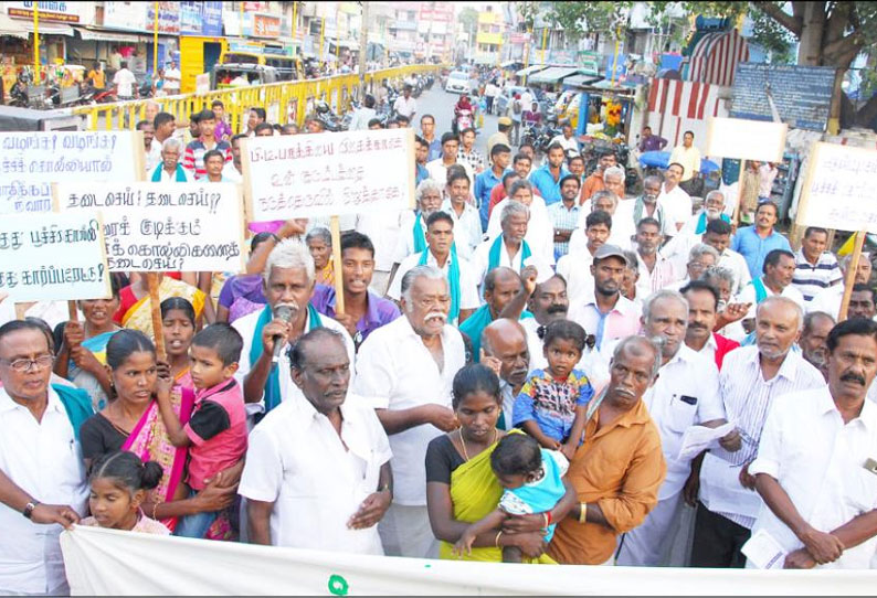 இறந்தவர்களின் குடும்பத்திற்கு ரூ.10 லட்சம் நிவாரணம் வழங்க வேண்டும் விவசாயிகள் சங்கத்தினர் ஆர்ப்பாட்டத்தில் வலியுறுத்தல்