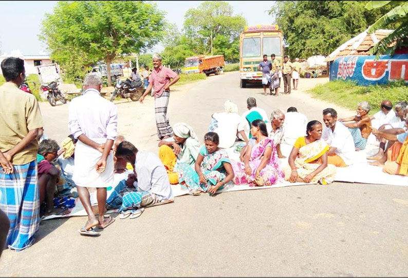 எள் மூட்டைகளுக்கு அதிக விலை கேட்டு விவசாயிகள் சாலை மறியல் போக்குவரத்து பாதிப்பு