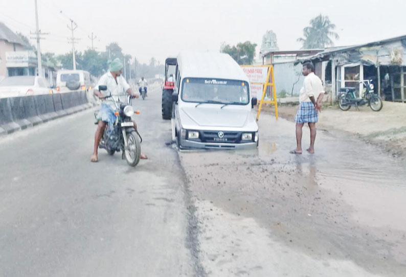 முத்தூர்- கொடுமுடி ரோட்டில் காவிரி திட்ட குழாய் உடைந்து வீணாகும் குடிநீர்