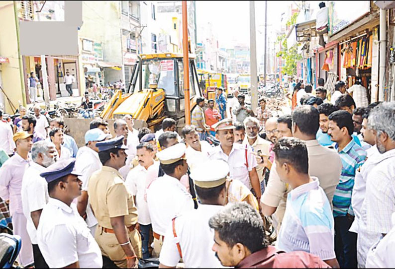 சாலையோர ஆக்கிரமிப்புகளை அகற்றுவதற்கு எதிர்ப்பு போலீசாருடன் வியாபாரிகள் வாக்குவாதத்தில் ஈடுபட்டதால் பரபரப்பு