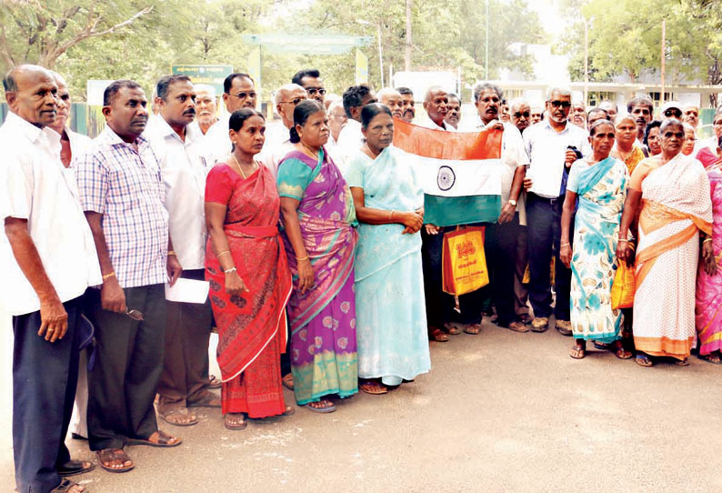 என்.சி.சி. கேண்டீனை மூடுவதற்கு முன்னாள் ராணுவத்தினர் எதிர்ப்பு கலெக்டர் அலுவலகத்தில் ஆர்ப்பாட்டம்