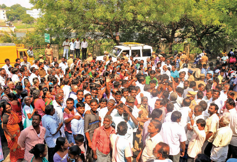 கலெக்டர் அலுவலகத்தை தாழையூத்து கிராம மக்கள் முற்றுகை