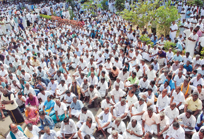 4–ம் மண்டல பாசனத்துக்கு கூடுதலாக தண்ணீர் வழங்க கோரி பி.ஏ.பி. அலுவலகத்தை முற்றுகையிட்டு விவசாயிகள் போராட்டம்