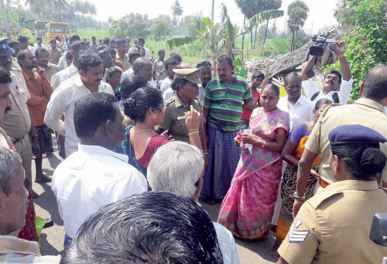 அரசு நிலத்தை ஆக்கிரமித்து கட்டப்பட்ட 20 வீடுகள் அகற்றம் அதிகாரிகளுடன் வாக்குவாதம்; 4 பேர் கைது