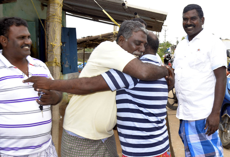 ஒகி புயலில் சிக்கி உணவின்றி தவித்தோம் மீண்டும் குடும்பத்தை பார்ப்போம் என்று நினைத்து கூட பார்க்கவில்லை கடலூர் திரும்பிய மீனவர்கள் நெகிழ்ச்சி