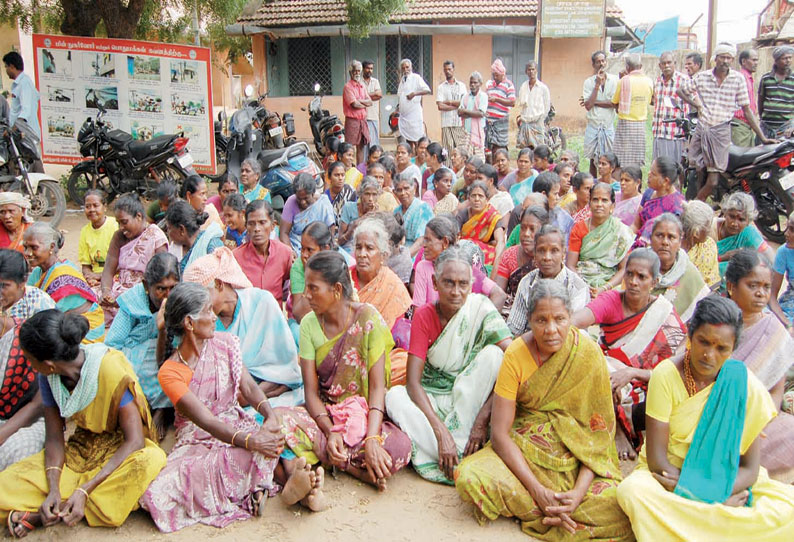 கோவில்பட்டியில் 46 தீக்குச்சி தொழிற்சாலைகளுக்கு மின் இணைப்பு துண்டிப்பு  மின்வாரிய அலுவலகத்தை முற்றுகையிட்ட தொழிலாளர்கள்