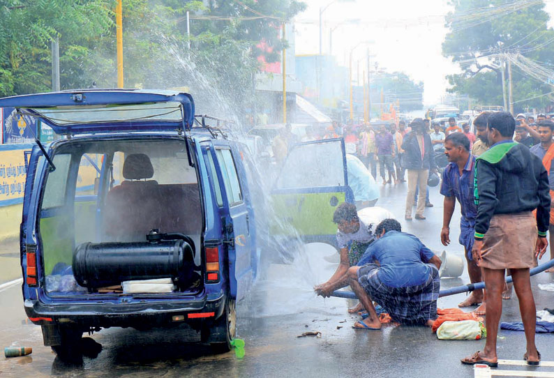 ராமேசுவரத்தில் வேனில் திடீரென தீ பற்றி எரிந்தது ரூ.1 லட்சம் மதிப்பிலான கம்பளி துணிகள் நாசம்