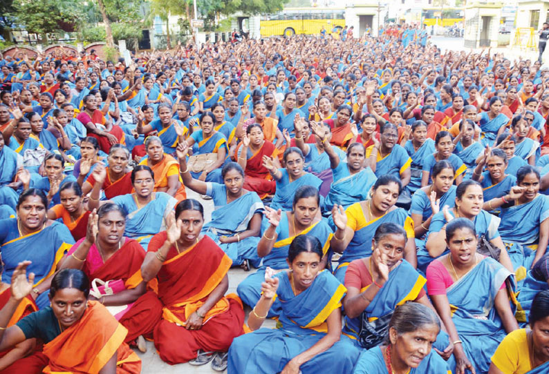 ஈரோடு கலெக்டர் அலுவலகத்தில் அங்கன்வாடி பணியாளர்கள் தர்ணா போராட்டம்