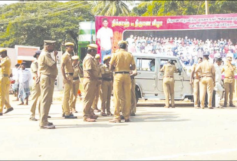 பயிர் காப்பீடு செய்தவர்களுக்கு இழப்பீடு வழங்காததை கண்டித்து விவசாயிகள் சாலை மறியல் முயற்சி