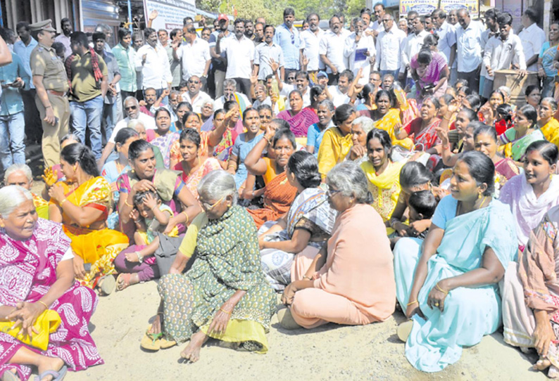 எண்ணூரில் குடிநீர்-சாலை வசதி கேட்டு பொதுமக்கள் சாலை மறியல்