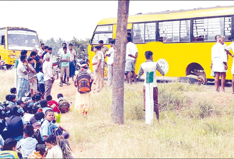 பள்ளி பஸ்சின் டயர் திடீரென கழன்று ஓடியதால் பரபரப்பு மாணவ-மாணவிகள் உயிர் தப்பினர்