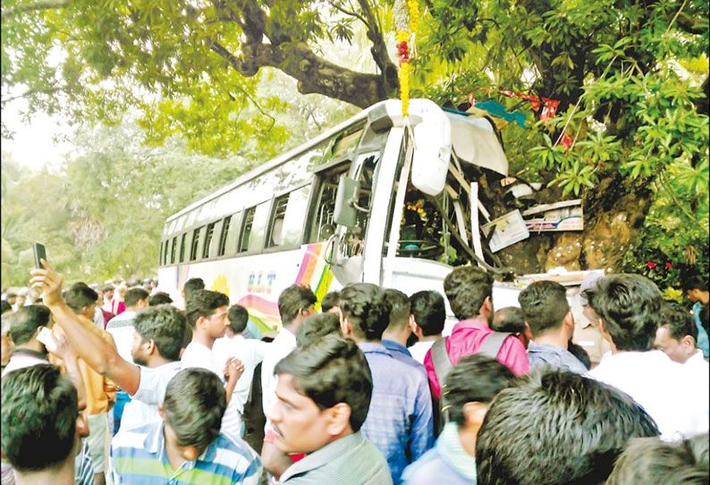 தனியார் பஸ் மோதி முதியவர் பலி; 28 பேர் படுகாயம் பொதுமக்கள் சாலைமறியல்