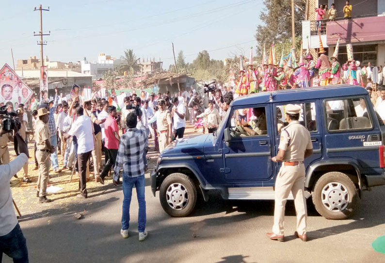 மக்களிடையே மத உணர்வுகளை தூண்டிவிட்டு பா.ஜனதாவினர் பிரித்தாளும் கொள்கையில் தீவிரமாக ஈடுபடுகிறார்கள்