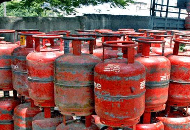 Govt takes back cooking gas price hike order மாதந்தோறும் கியாஸ்