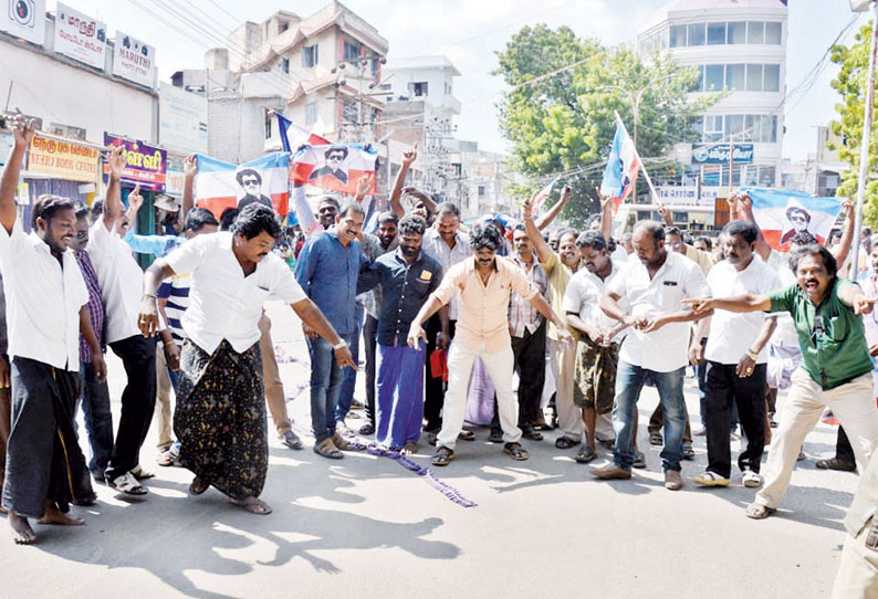 ரஜினிகாந்த் அரசியலுக்கு வருவதாக அறிவிப்பு ரசிகர்கள் பட்டாசு வெடித்து கொண்டாடினர்