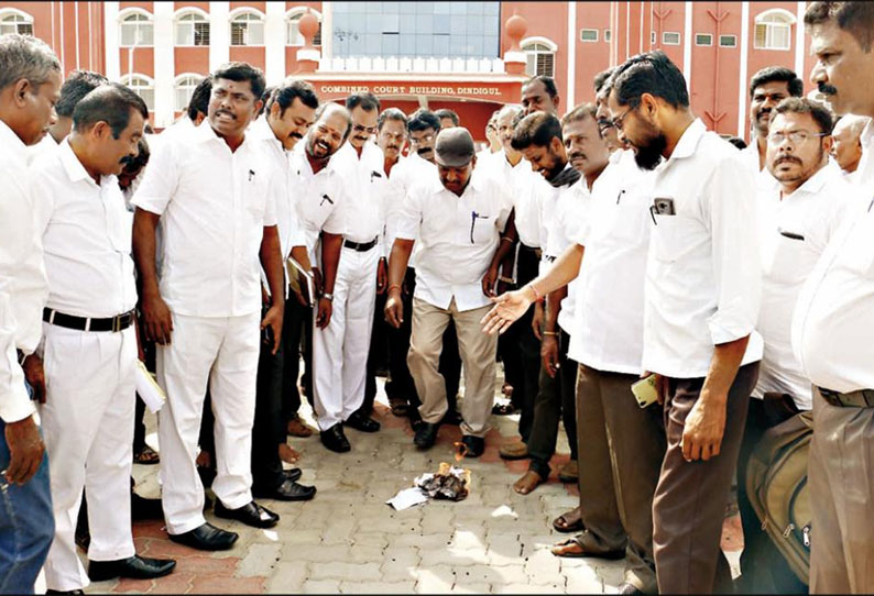 உயர்நீதிமன்ற உத்தரவுக்கு எதிர்ப்பு: கோர்ட்டு முன்பு வக்கீல்கள் நகல் எரிப்பு போராட்டம்