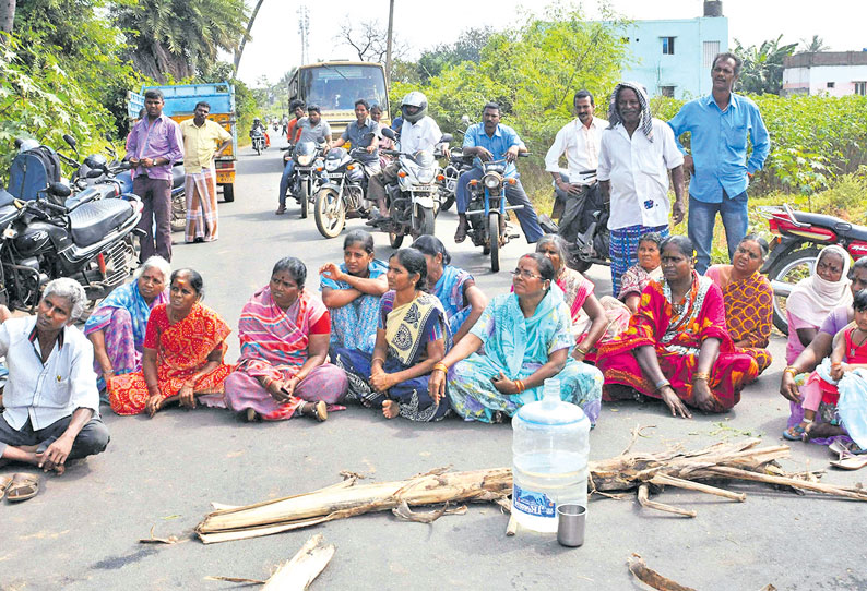 கும்மிடிப்பூண்டி அருகே அரசு பஸ்சை சிறைபிடித்து பொது மக்கள் மறியல்