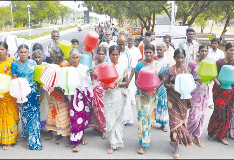 காலி குடங்களுடன் கலெக்டர் அலுவலகத்திற்கு மனு கொடுக்க வந்த பொதுமக்களால் பரபரப்பு