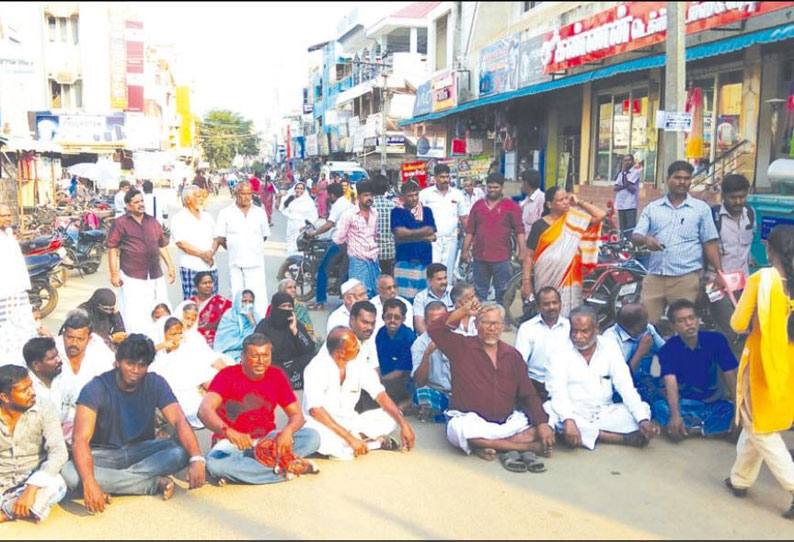 வார்டுகள் மறுவரையறை செய்யப்பட்டதை கண்டித்து பொதுமக்கள் சாலை மறியல்