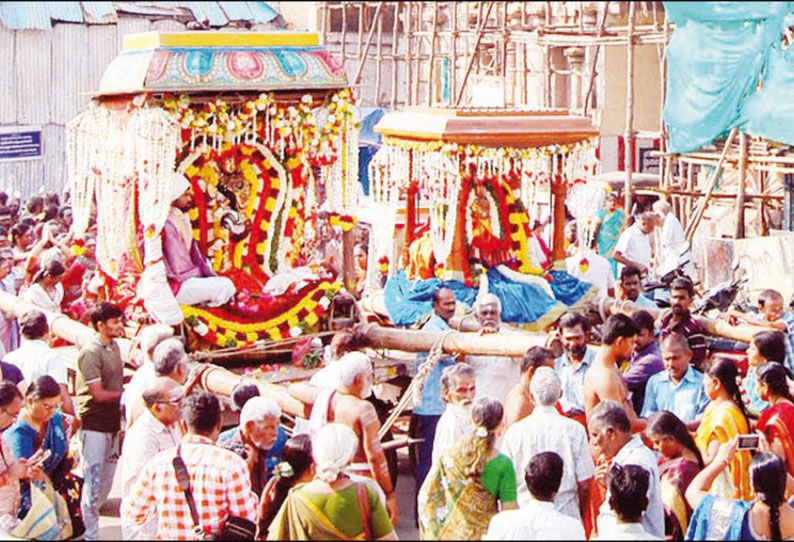 அகிலாண்டேஸ்வரி கோவிலில் ஆருத்ரா தரிசனத்தையொட்டி சுவாமி, அம்பாள் வீதி உலா நடந்தது