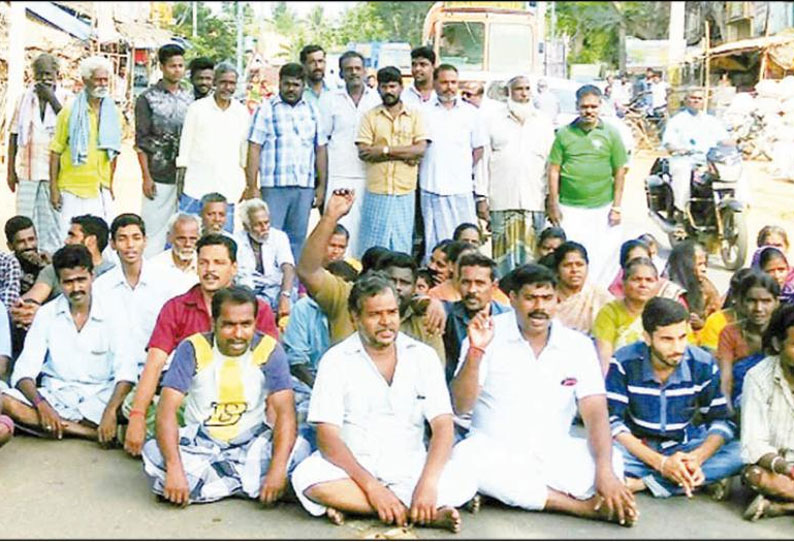 வார்டுகள் மறுவரையறை செய்யப்பட்டதை கண்டித்து அண்ணா சிலை முன்பு பொதுமக்கள் சாலை மறியல்