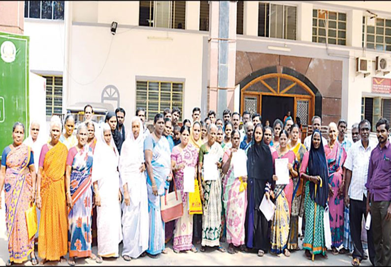 பட்டா மாற்றம் செய்ய நடவடிக்கை எடுக்கக்கோரி கலெக்டர் அலுவலகத்தை பொதுமக்கள் முற்றுகை