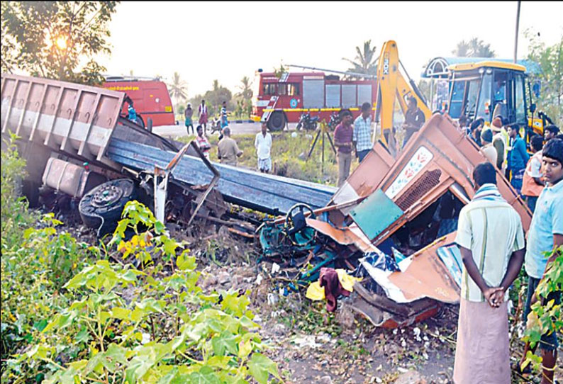 ராமநத்தம் அருகே டயர் வெடித்து தறிகெட்டு ஓடிய லாரி சாலையோர பள்ளத்தில் கவிழ்ந்தது