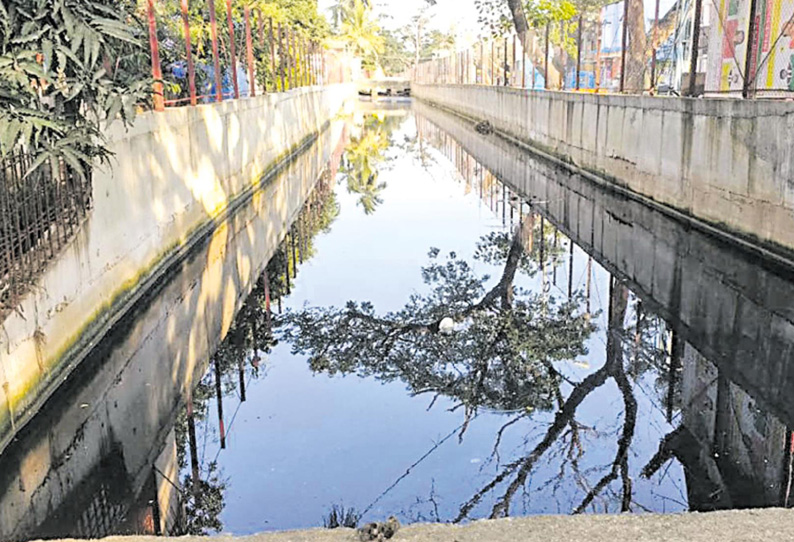 2 கி.மீ தூரத்துக்கு தேங்கி நிற்கும் கழிவுகள்: கொரட்டூர் ஏரி கால்வாய், சாக்கடையாக உருமாறிய அவலம்