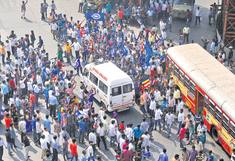 மராட்டியத்தில் வன்முறை போராட்டக்காரர்கள் அமைதி காக்குமாறு அரசியல் கட்சிகள் வேண்டுகோள்