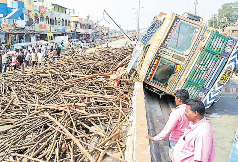 கும்மிடிப்பூண்டி அருகே சவுக்கு கட்டைகள் ஏற்றி வந்த லாரி நடுரோட்டில் கவிழ்ந்தது