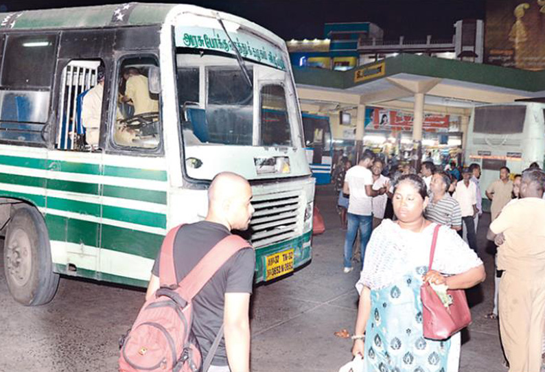 தமிழக அரசு பஸ் ஊழியர்கள் போராட்டம்: புதுவையில் பயணிகள் தவிப்பு