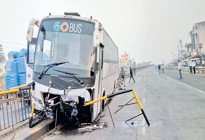 சத்தாராவில் சொகுசு பஸ் பயணிகள் கூட்டத்தில் புகுந்து பெண் சாவு டிரைவரும் பலியானார்