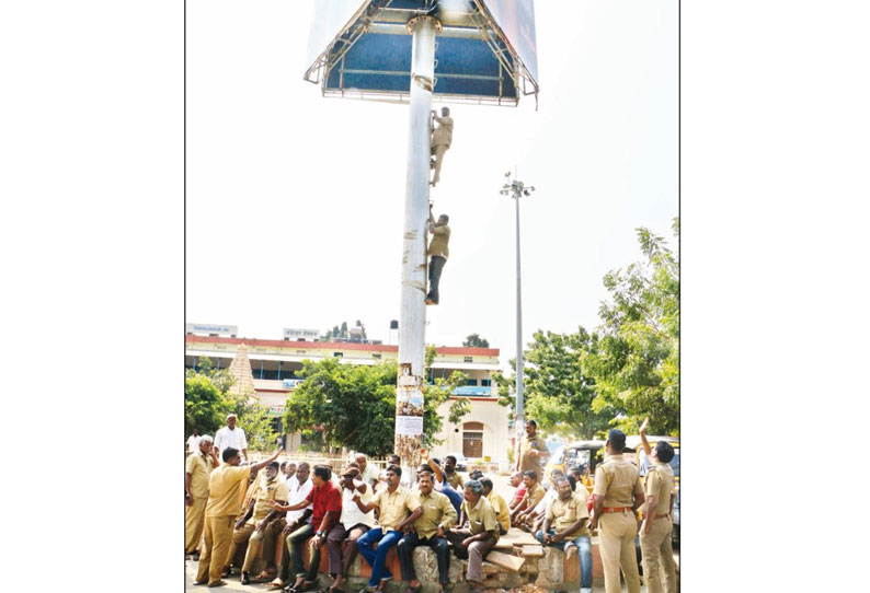 தனியார் நிறுவன முன்பதிவு மையத்தை மூட வலியுறுத்தி ஆட்டோ டிரைவர்கள் தற்கொலை மிரட்டல்