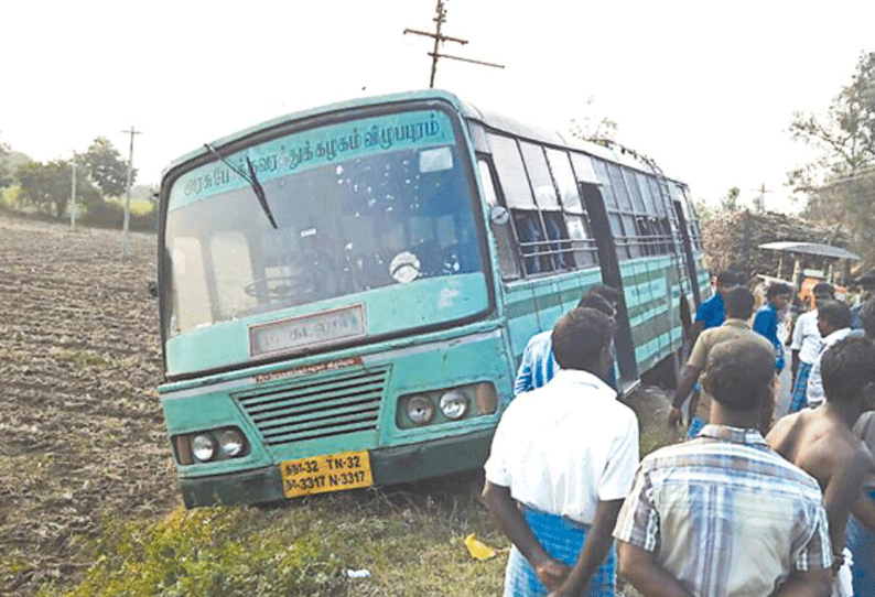 நெல்லிக்குப்பம் அருகே தற்காலிக டிரைவர் மூலம் இயக்கப்பட்ட அரசு பஸ் வயலில் பாய்ந்தது 2 பெண்கள் காயம்